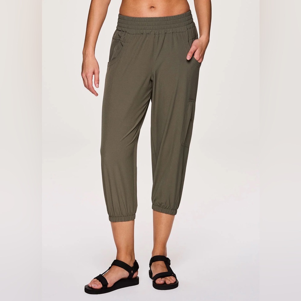 NWT AVALANCHE Cargo Capris - Large